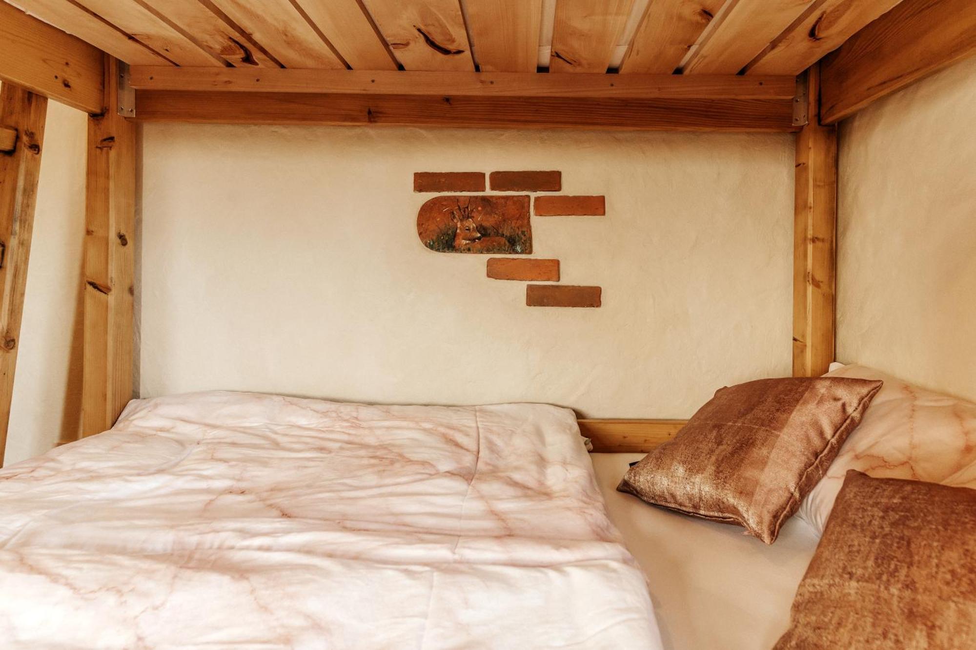 Hotel Gostilnica Orle - Sleeping In The Tower Škofljica Exterior foto